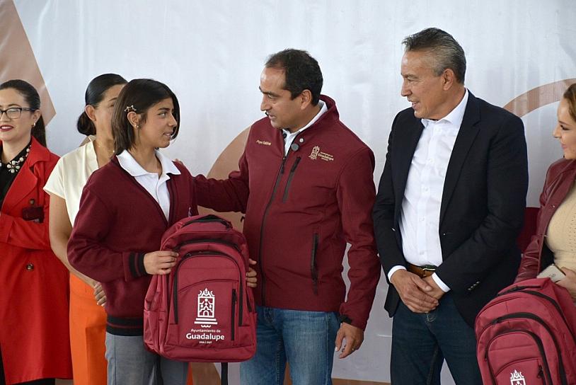 ENTREGAN MOCHILAS A ESTUDIANTES DEL CETIS 113