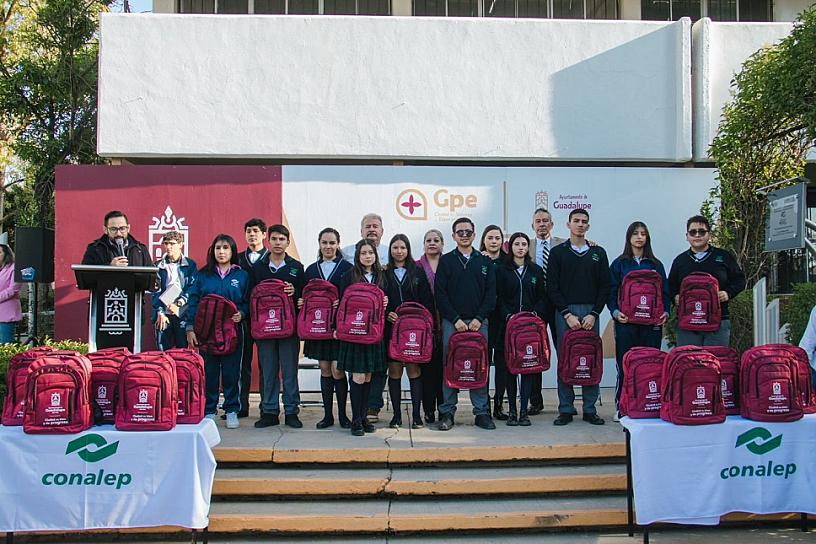 ENTREGAN MOCHILAS A ESTUDIANTES DEL CONALEP EN GUADALUPE