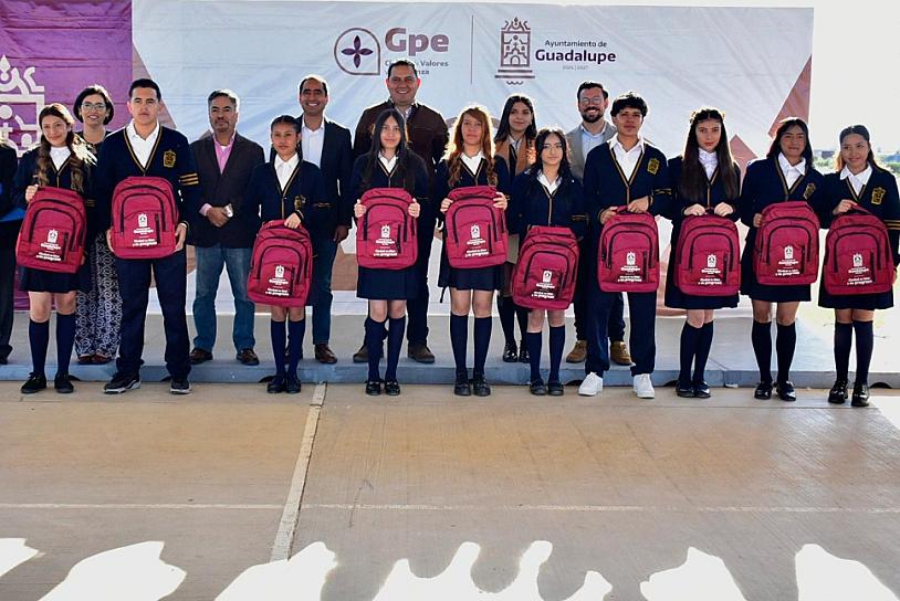 ENTREGAN MOCHILAS A ESTUDIANTES DE TACOALECHE   &nbsp;