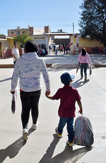ENTREGAN MOCHILAS Y LONCHERAS A ALUMNOS DE EDUCACIÓN BÁSICA 