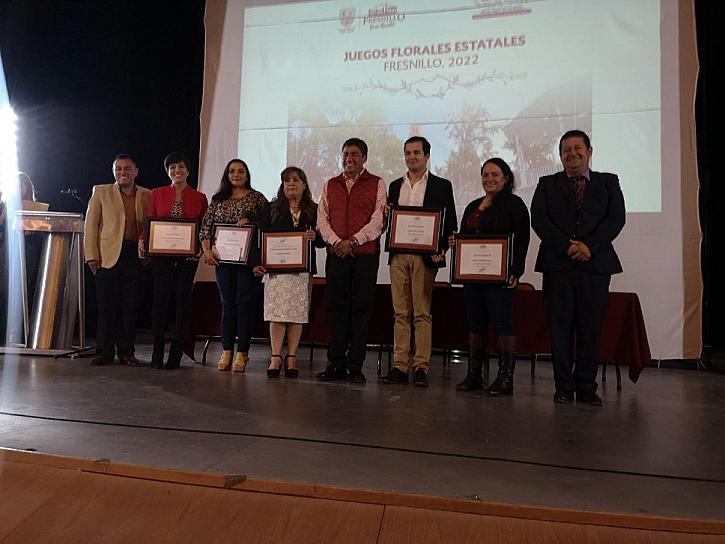 ENTREGAN&nbsp; PREMIO A GANADOR DE JUEGOS FLORALES 2022 EN FRESNILLO