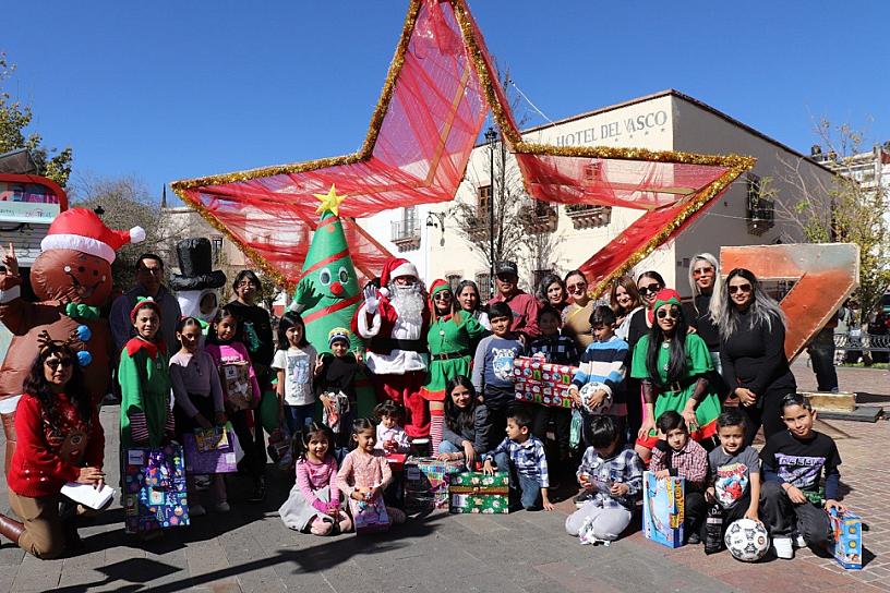Entregan organizaciones de zacatecanos migrantes 130 regalos a menores de edad 