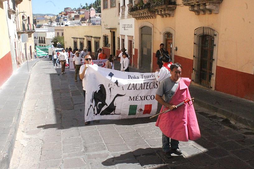 ENTREGAN PLIEGO PETITORIO EN DEFENSA DE LAS TRADICIONES A DIPUTADA
