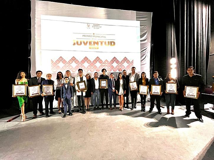 ENTREGAN PREMIO MUNICIPAL DE LA JUVENTUD 