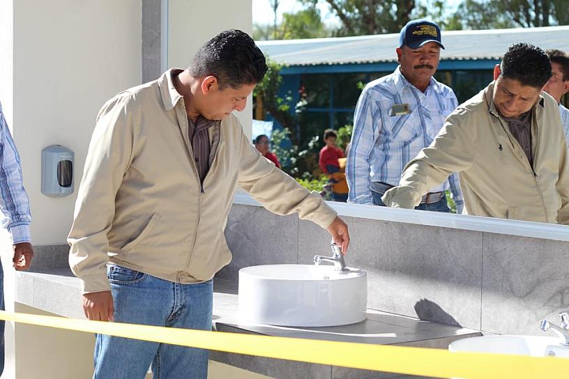 ENTREGAN SANITARIOS NUEVOS EN LA ESCUELA PRIMARIA VICENTE GUERRERO 