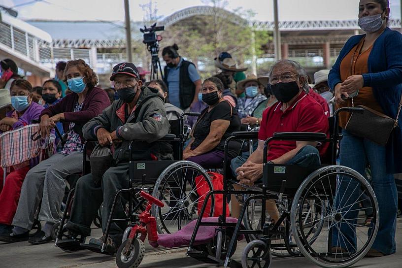 ENTREGAN SILLAS DE RUEDAS Y PENSIONES A ABUELITOS JEREZANOS