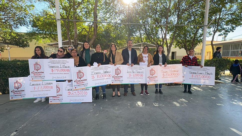 ENTREGAN TARJETAS EMPRESARIALES PARA ADQUIRIR UNIFORMES EN PRIMARIAS DE MUNICIPIOS