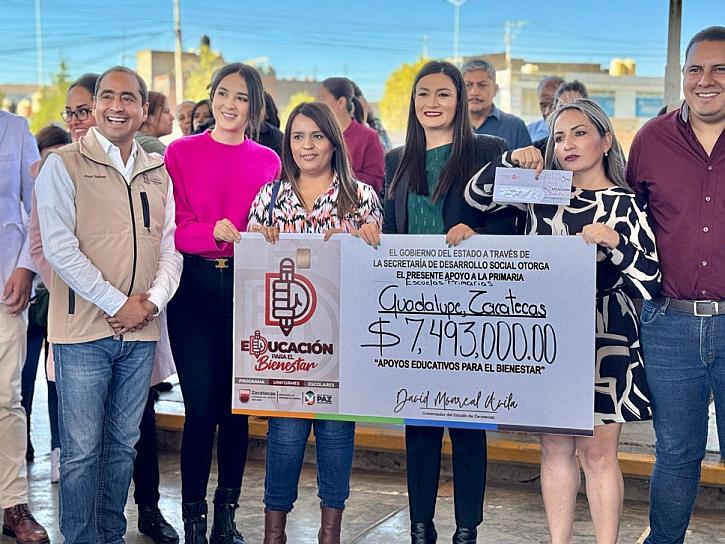 ENTREGAN TARJETAS EMPRESARIALES PARA COMPRA DE UNIFORMES ESCOLARES EN GUADALUPE