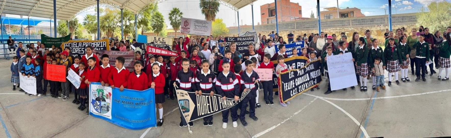 ENTREGAN TARJETAS PARA ADQUIRIR UNIFORMES