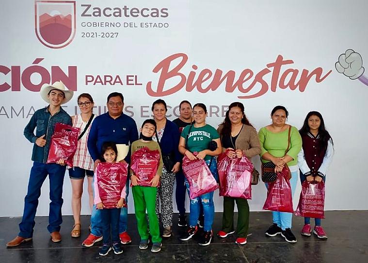 ENTREGAN ÚTILES ESCOLARES EN ZONAS MÁS ALEJADAS DE ZACATECAS