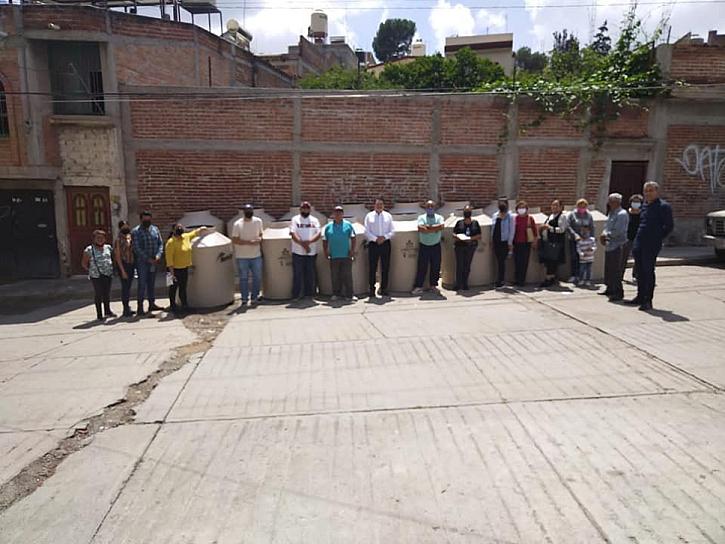ENTREGAN TINACOS A CAPITALINOS
