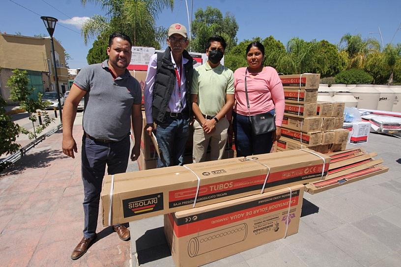 ENTREGAN TINACOS, BOILER SOLARES Y CISTERNAS A RIOGENSES