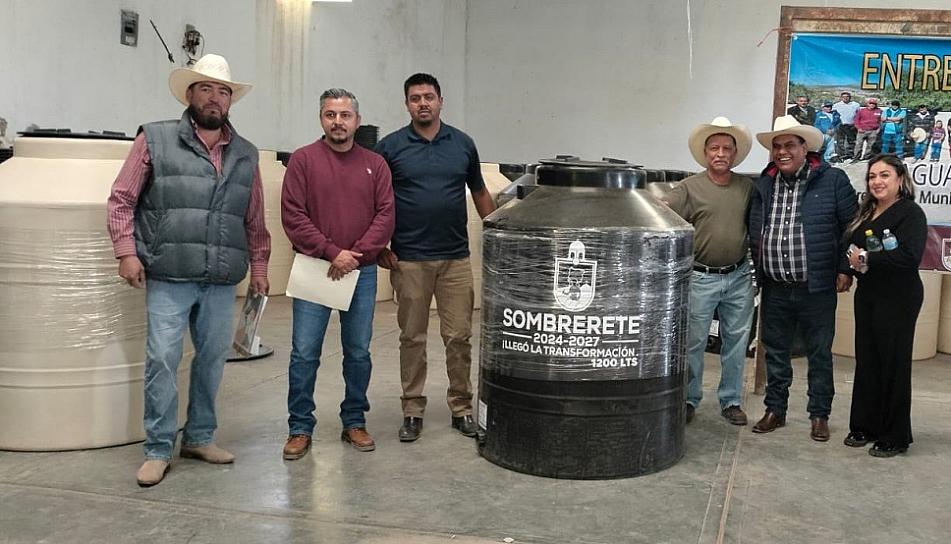 Entregan tinacos en comunidades de Sombrerete