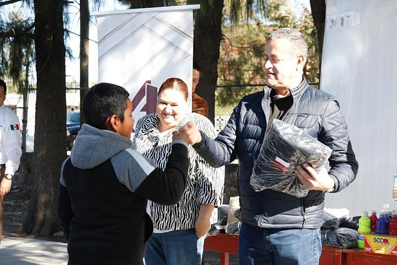 ENTREGAN UNIFORMES A NIÑOS JEREZANOS