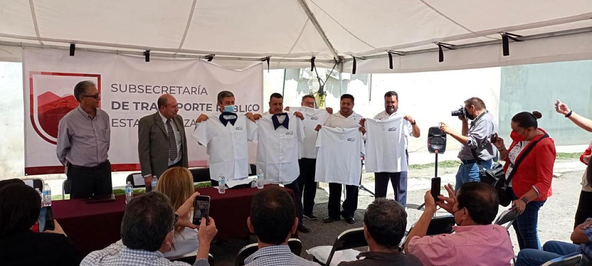 ENTREGAN UNIFORMES A OPERADORES DE LA RUTA 17