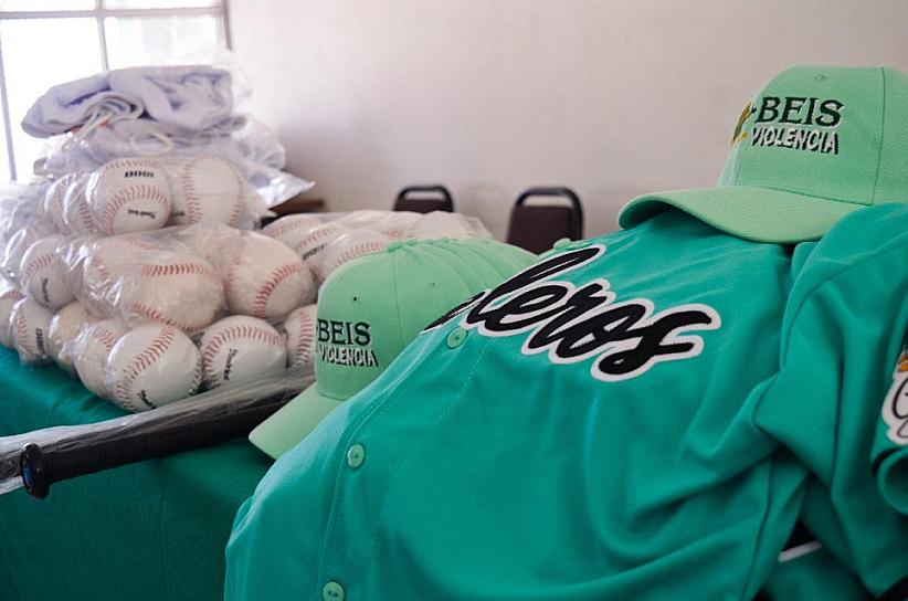 ENTREGAN UNIFORMES DEPORTIVOS A MENORES DEL CENTRO DE INTERNAMIENTO Y ATENCIÓN INTEGRAN JUVENIL