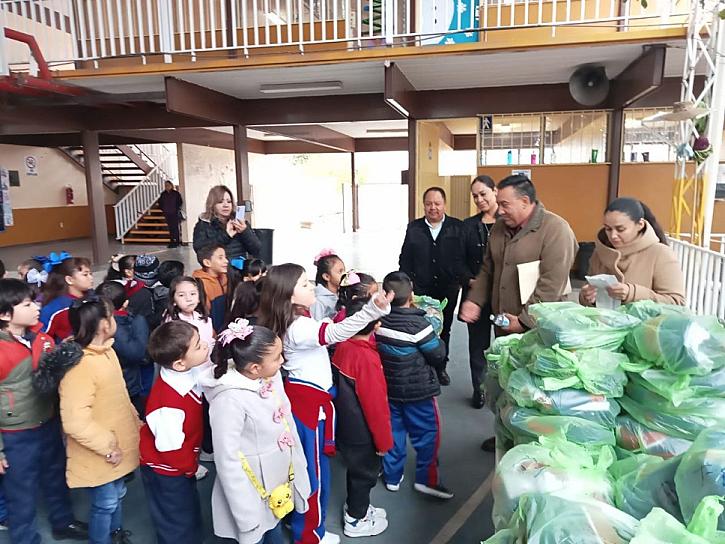 ENTREGAN UNIFORMES EN LA ESCUELA GUILLERMO C. AGUILERA EN FRESNILLO 