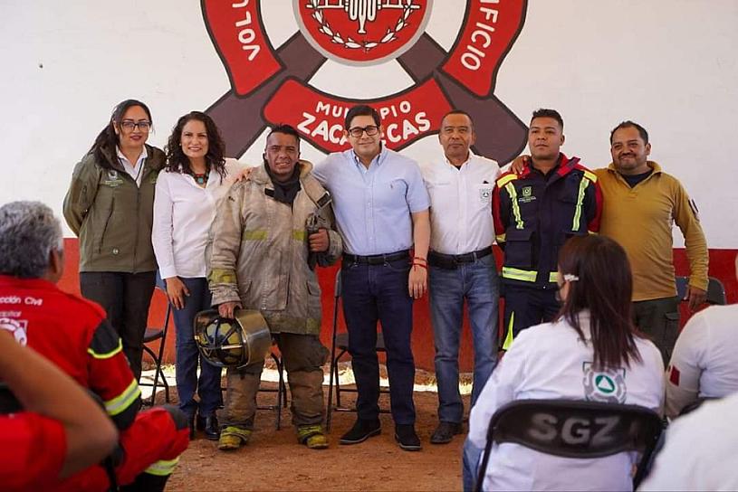 ENTREGAN UNIFORMES Y BOTAS A ELEMENTOS DE PC MUNICIPAL 