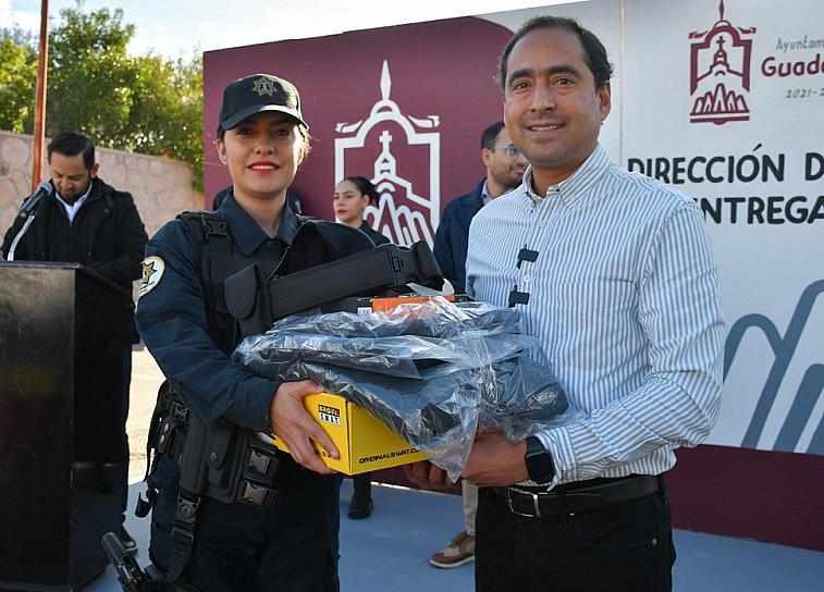 ENTREGAN UNIFORMES Y MATERIAL TÁCTICO A OFICIALES DE POLICÍA DE GUADALUPE 