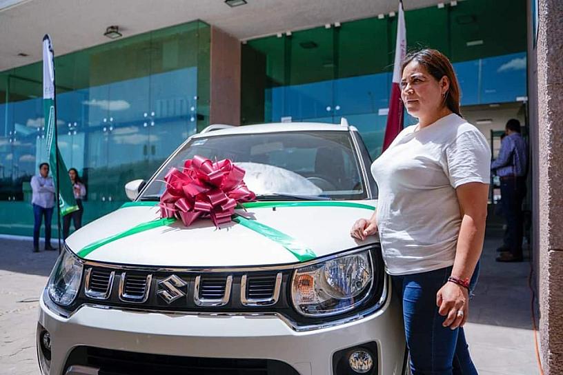 ENTREGAN VEHÍCULO A GANADORA DE RIFA DEL DÍA DE LAS MADRES