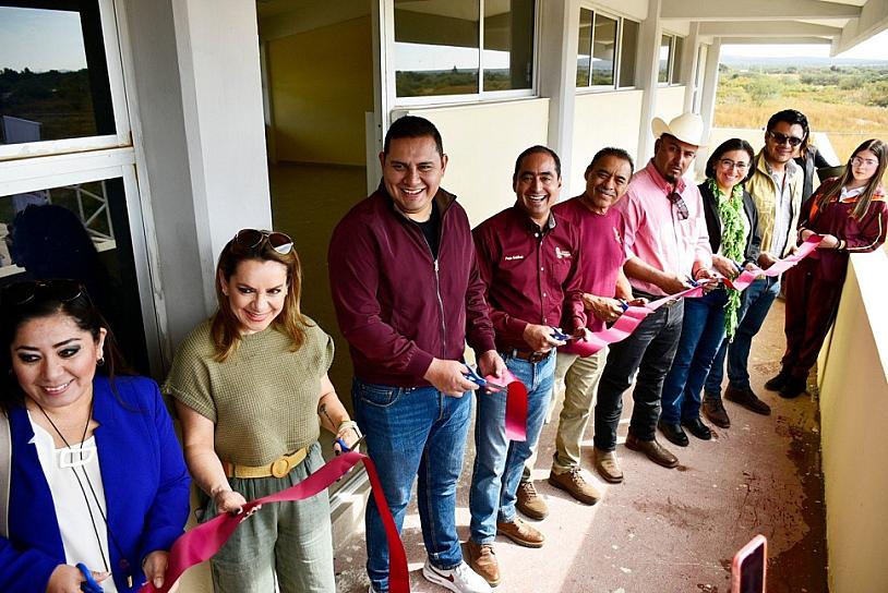 ENTREGA PEPE SALDIVAR AULA DE MEDIOS EN CECYTE DE CASA BLANCA 