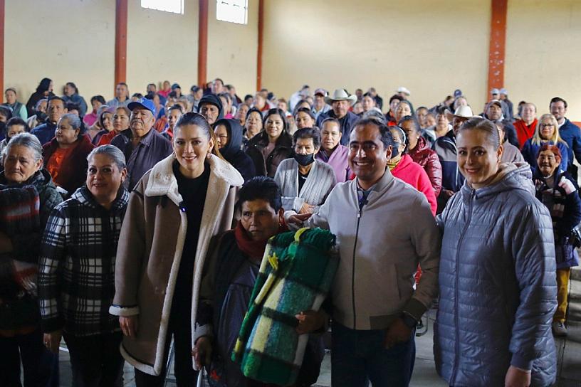 ENTREGA PEPE SALDÍVAR APOYOS INVERNALES EN ZÓQUITE 