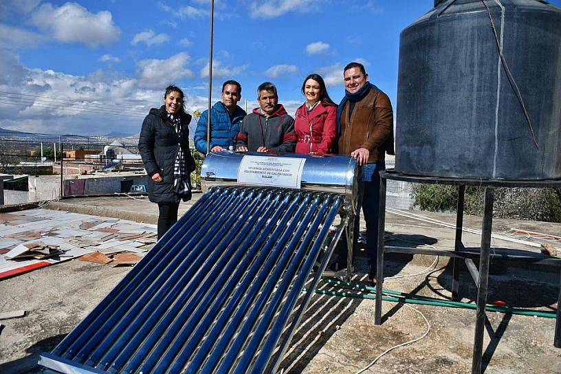 Entrega Pepe Saldívar calentadores solares a guadalupenses 