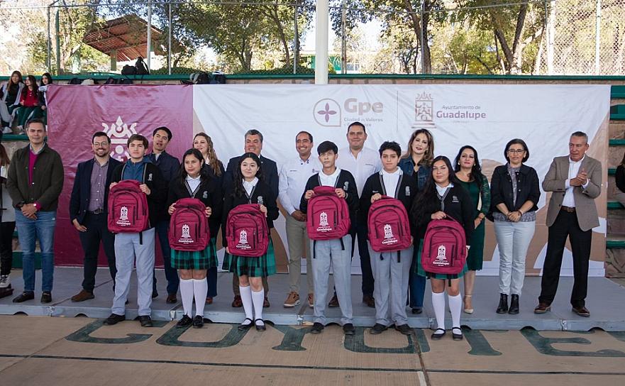 ENTREGA PEPE SALDÍVAR MOCHILAS A ESTUDIANTES DEL COBAEZ 