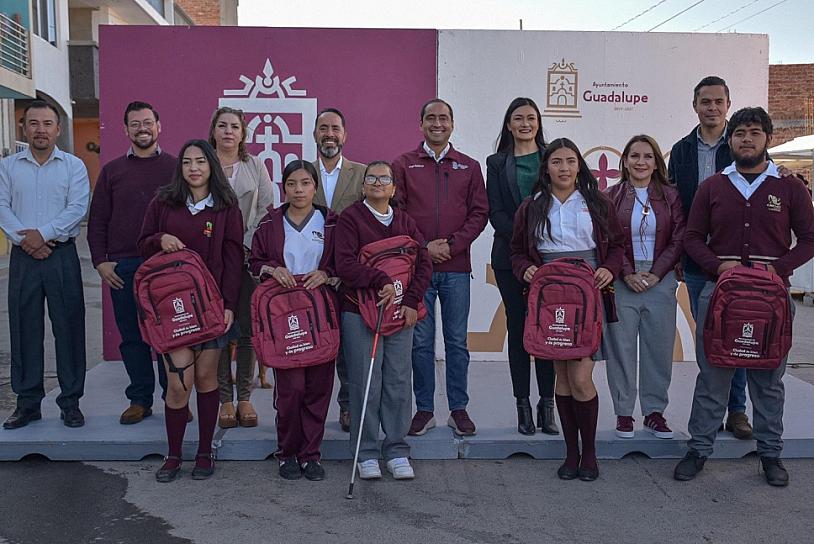 ENTREGA PEPE SALDÍVAR MOCHILAS ESCOLARES A ESTUDIANTES DE LA ZACATECANA