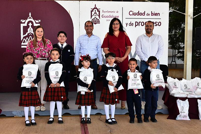 ENTREGA PEPE SALDÍVAR, ÚTILES ESCOLARES EN ESCUELAS DE NIVEL BÁSICO