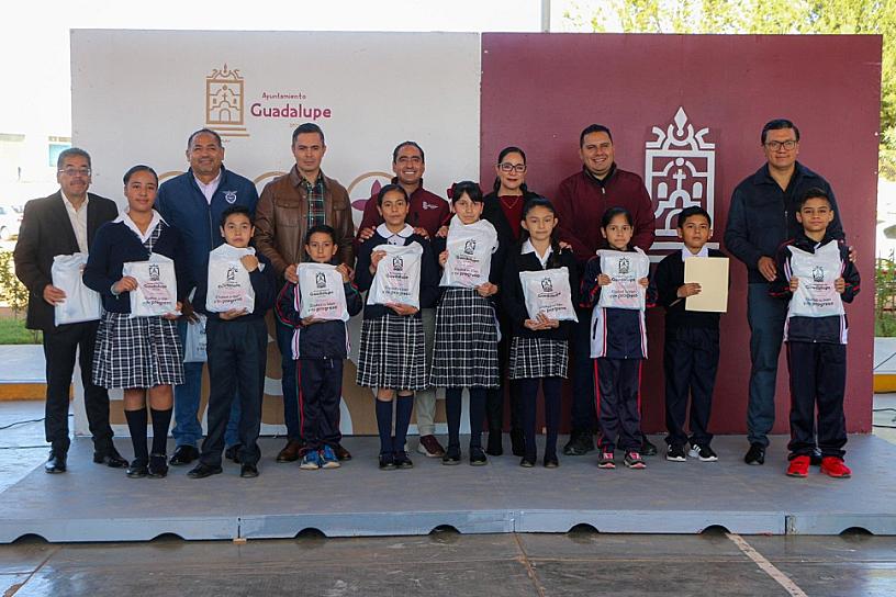 ENTREGA PEPE SALDÍVAR ÚTILES ESCOLARES
