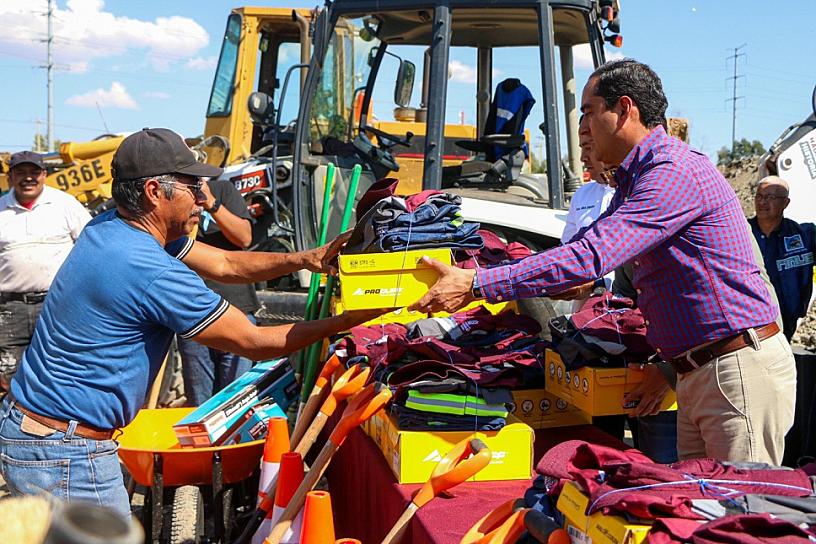 ENTREGA PEPE SALDÍVAR UNIFORMES A PERSONAL DE OBRAS PÚBLICAS