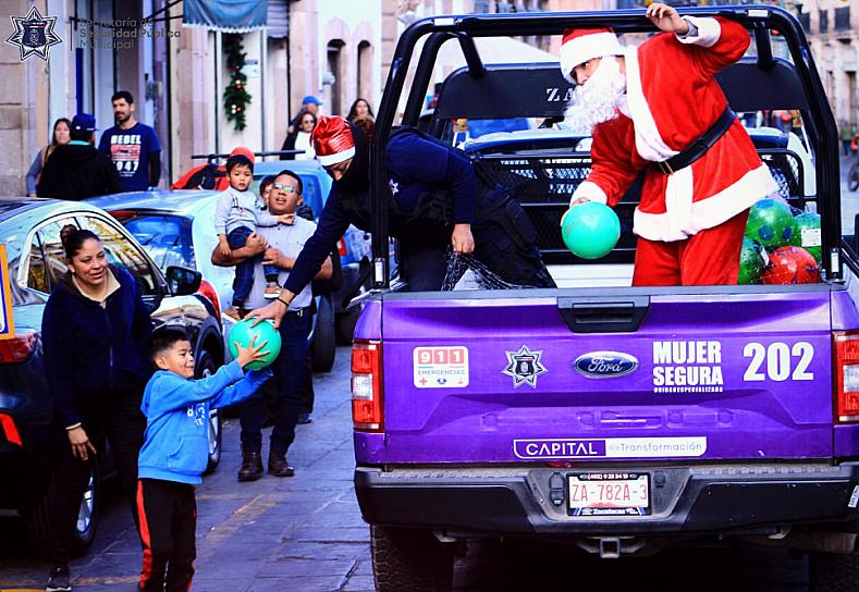 ENTREGA POLICÍA MUNICIPAL DE LA CAPITAL DULCES Y JUGUETES