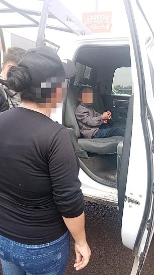 ENTREGA POLICÍAS MUNICIPALES A UN NIÑO EXTRAVIADO A SU MADRE