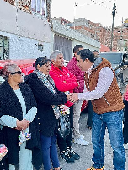 Entrega regidor de MC dulces a población vulnerable