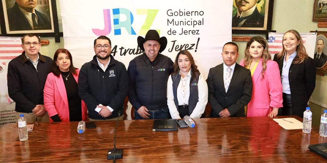 Entrega Rodrigo Ureño actas de doble nacionalidad a 71 personas