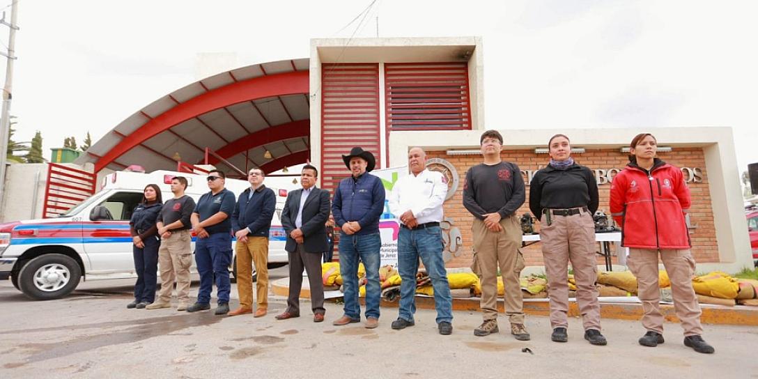 Entrega Rodrigo Ureño ambulancia a PC de Jerez