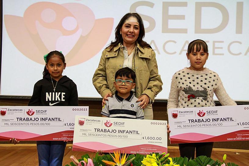 ENTREGA SARA HERNÁNDEZ 200 BECAS PARA EVITAR EL TRABAJO INFANTIL 