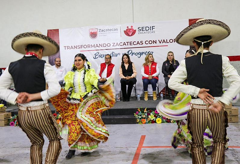 ENTREGA SEDIF APOYOS A FAMILIAS DE SOMBRERETE 