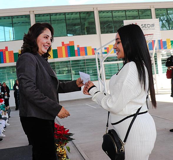 Entrega SEDIF apoyos económicos a familias vulnerables de la entidad