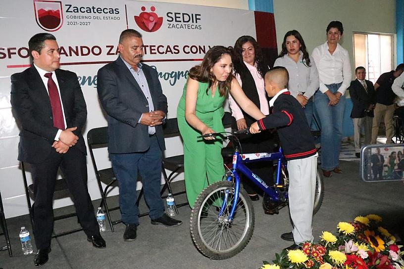 ENTREGA SEDIF APOYOS EN PÁNUCO