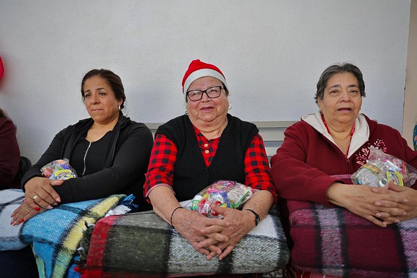 Entrega SEDIF apoyos invernales en Estancia del Adulto Mayor de Plateros