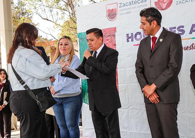 Entrega SEDIF apoyos sociales a familias de atención prioritaria