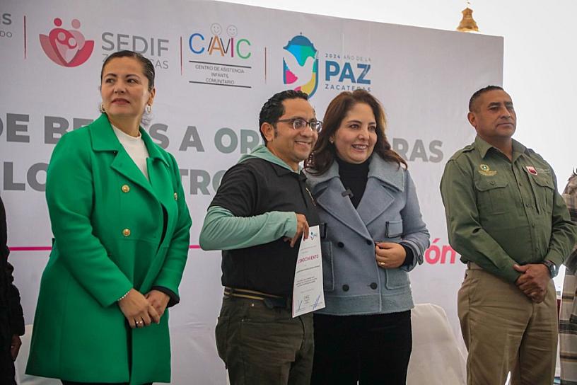 Entrega SEDIF estímulos económicos a orientadores de CAIC