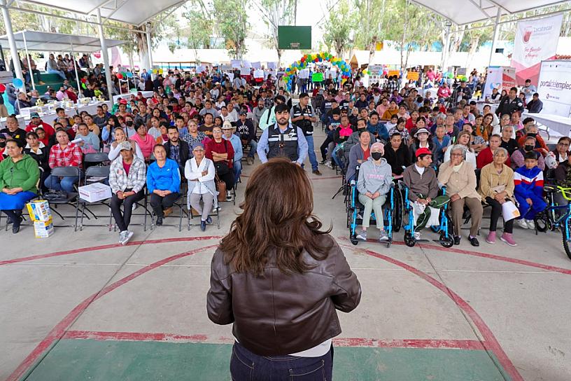 Entrega SEDIF paquetes alimentarios en Villa García