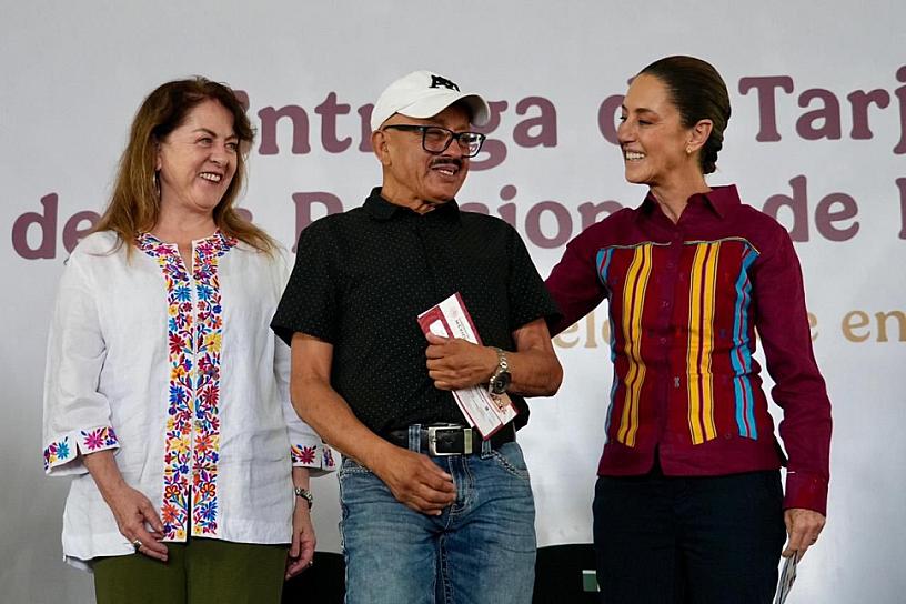 Entrega Sheinbaum tarjetas de las Pensiones del Bienestar