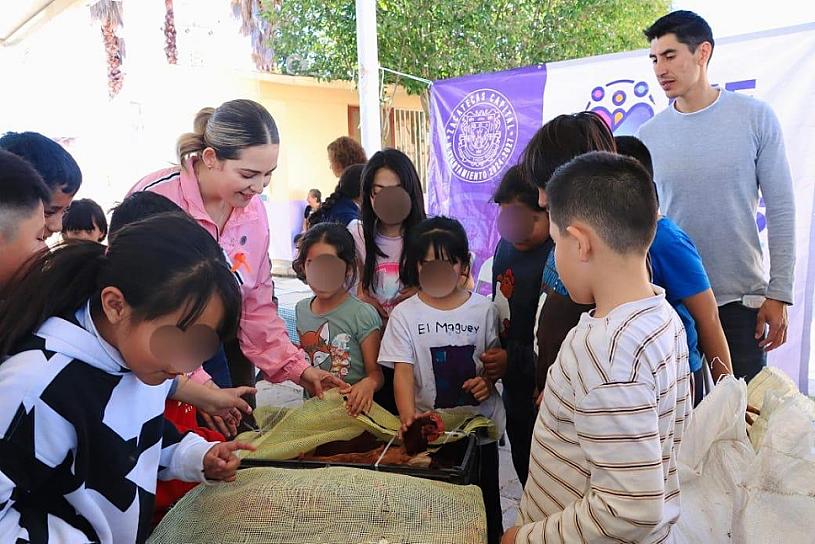 ENTREGA SMDIF 50 PAQUETES DE GALLINAS A FAMILIAS DE LA COMUNIDAD EL MAGUEY 