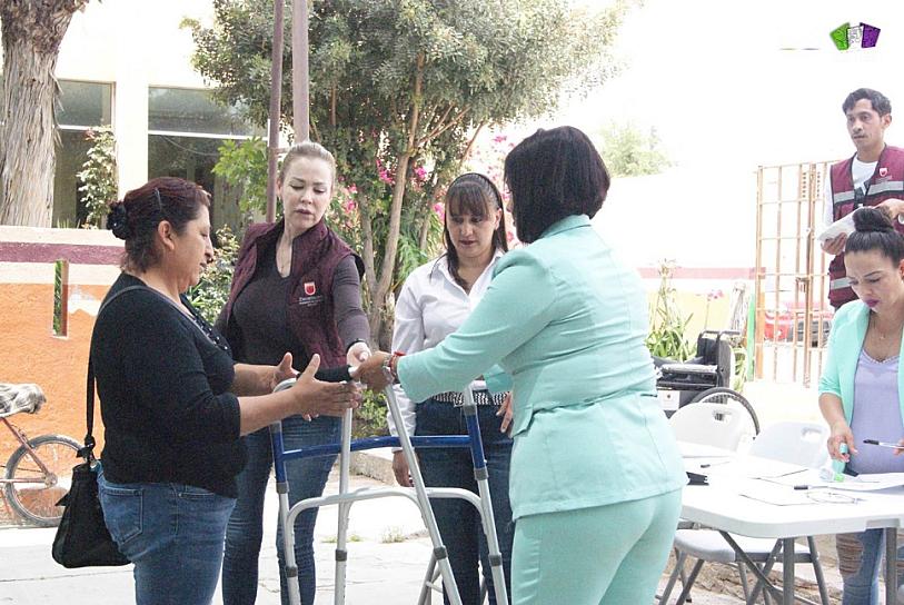 ENTREGA SMDIF APARATOS FUNCIONALES EN LORETO