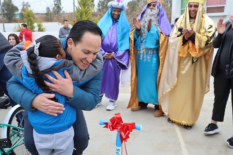 Entrega SMDIF juguetes a niños de la comunidad La Soledad