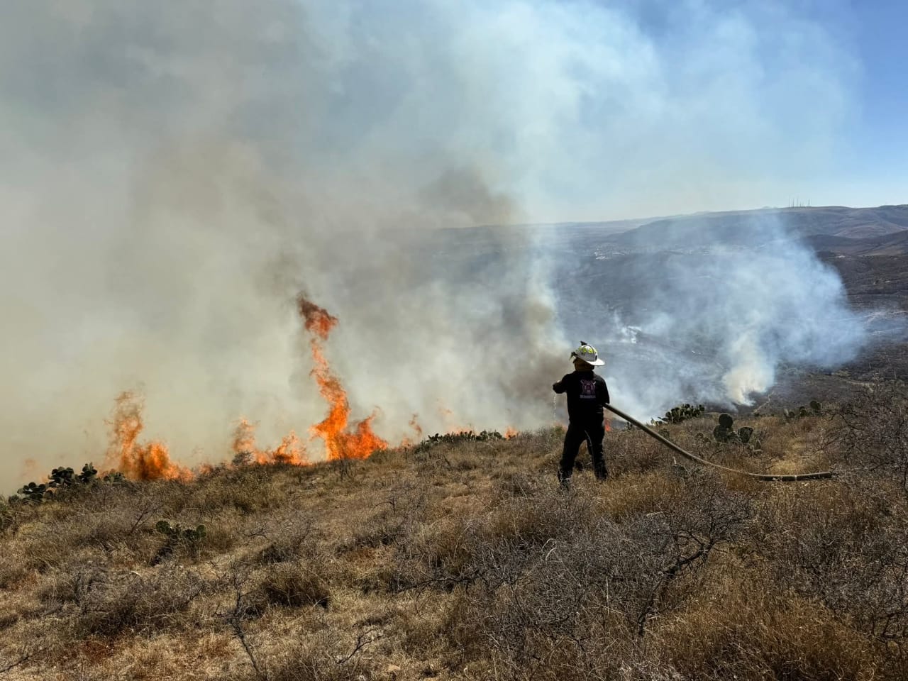 SE REGISTRA INCENDIO EN DIRECCIÓN A VETAGRANDE; COMIENZA UN TRABAJO COORDINADO PARA SU CONTROL